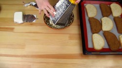 Горячие бутерброды с плавленным сыром и чесноком - шаг 1