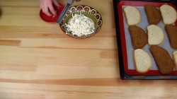 Горячие бутерброды с плавленным сыром и чесноком - шаг 2