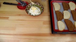 Горячие бутерброды с плавленным сыром и чесноком - шаг 3