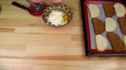 Горячие бутерброды с плавленным сыром и чесноком - шаг 4