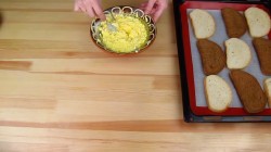 Горячие бутерброды с плавленным сыром и чесноком - шаг 5