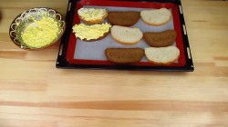 Горячие бутерброды с плавленным сыром и чесноком - шаг 6