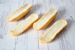 название картинки Бутерброды с помидорами и сыром в духовке