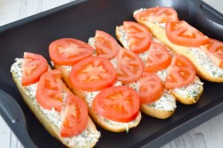 название картинки Бутерброды с помидорами и сыром в духовке