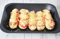 название картинки Бутерброды с помидорами и сыром в духовке