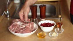 название картинки Горячий рулет из свинины с брусникой