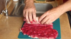 название картинки Горячий рулет из свинины с брусникой