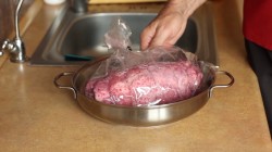 название картинки Горячий рулет из свинины с брусникой
