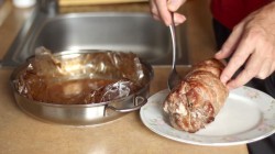 название картинки Горячий рулет из свинины с брусникой