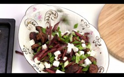 название картинки Горячий салат с грибами свеклой и Фета