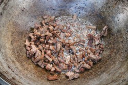 Говядина на костре в казане по китайски