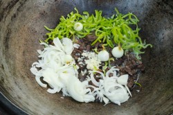 Говядина на костре в казане по китайски