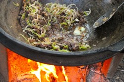 Говядина на костре в казане по китайски