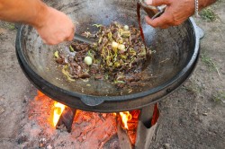 Говядина на костре в казане по китайски