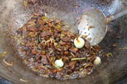 Говядина на костре в казане по китайски