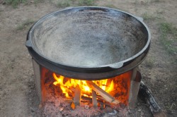 Говядина на костре в казане по китайски