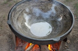 Говядина на костре в казане по китайски