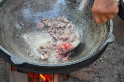 Говядина на костре в казане по китайски