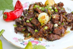 Говядина на костре в казане по китайски