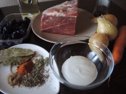 Говядина с черносливом в мультиварке