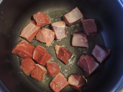 Говядина с черносливом в мультиварке