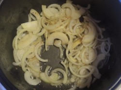 Говядина с черносливом в мультиварке