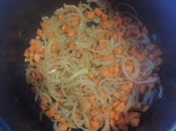 Говядина с черносливом в мультиварке