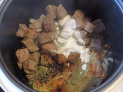 Говядина с черносливом в мультиварке