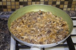 Говядина с грибами в сливочном соусе