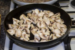 Говядина с грибами в сливочном соусе