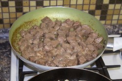 Говядина с грибами в сливочном соусе