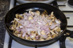 Говядина с грибами в сливочном соусе