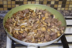 Говядина с грибами в сливочном соусе