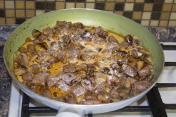 Говядина с грибами в сливочном соусе