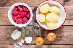 Говядина с картошкой тушеная - шаг 1