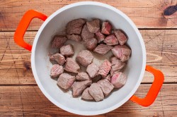 Говядина с картошкой тушеная - шаг 2