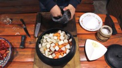 Говядина томленая с овощами в чугунке. Тушеное мясо.