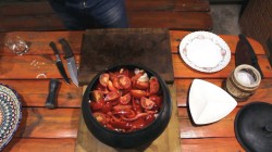 Говядина томленая с овощами в чугунке. Тушеное мясо.