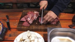 Говядина томленая с овощами в чугунке. Тушеное мясо.