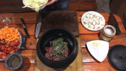 Говядина томленая с овощами в чугунке. Тушеное мясо.