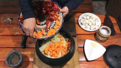 Говядина томленая с овощами в чугунке. Тушеное мясо.