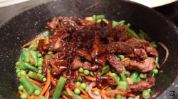 название картинки Говядина в азиатском соусе с фасолью