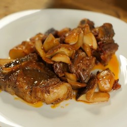 Говяжьи ребрышки с грибами в вине