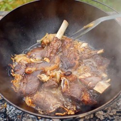 Говяжьи ребрышки в казане с луком