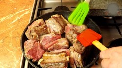 Говяжьи ребрышки томленые в духовке