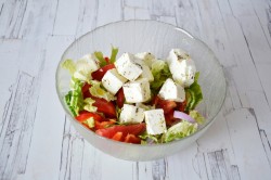 Греческий салат с пекинской капустой