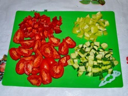 Классический Греческий салат с сухариками и курицей