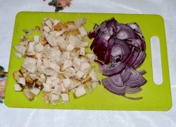 Классический Греческий салат с сухариками и курицей