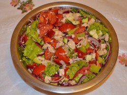 Классический Греческий салат с сухариками и курицей