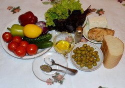 Классический Греческий салат с сухариками и курицей